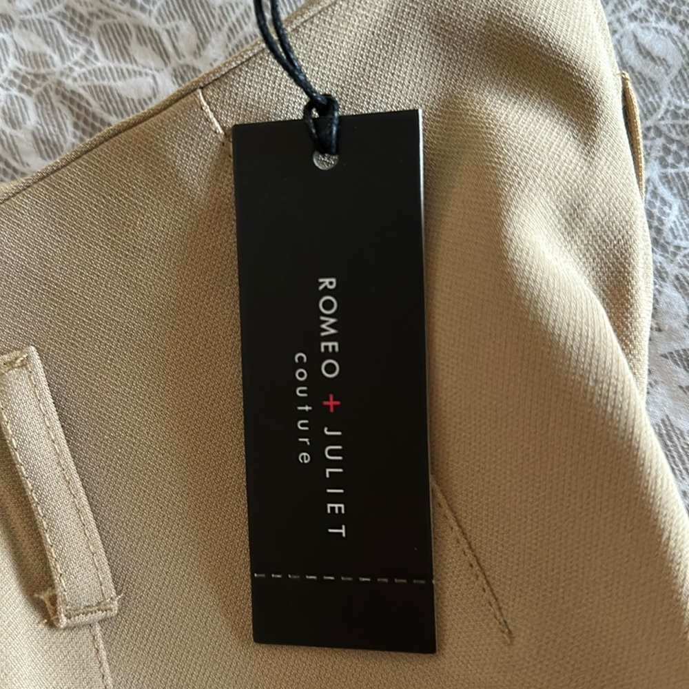 Romeo + Juliet Couture beige dress slacks. Size Medium